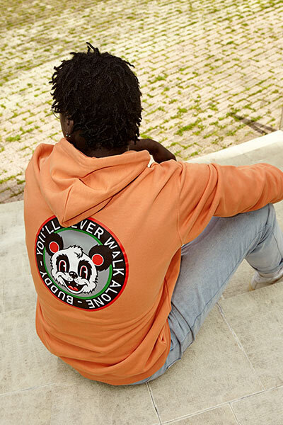 sudadera naranja del oso