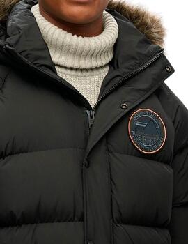 Parka Superdry negra con parches